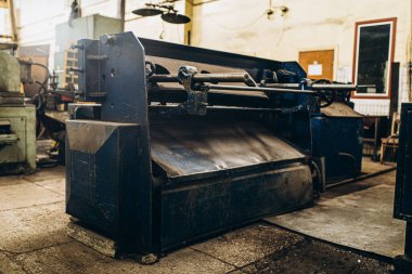 Meral Endüstri. Demir mengene. Fabrika ekipmanı. Havalandırma ve drenaj borusu üretimi... yuvarlanan çelik levha. Metal endüstrisi. Öğütücü makine. Fabrika ekipmanı. Stan 'i kov. basınç pompaları