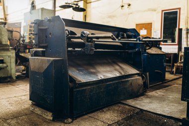 Meral Endüstri. Demir mengene. Fabrika ekipmanı. Havalandırma ve drenaj borusu üretimi... yuvarlanan çelik levha. Metal endüstrisi. Öğütücü makine. Fabrika ekipmanı. Stan 'i kov. basınç pompaları