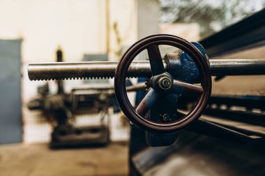 Meral Endüstri. Demir mengene. Fabrika ekipmanı. Havalandırma ve drenaj borusu üretimi... yuvarlanan çelik levha. Metal endüstrisi. Öğütücü makine. Fabrika ekipmanı. Stan 'i kov. basınç pompaları