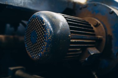 Meral Endüstri. Demir mengene. Fabrika ekipmanı. Havalandırma ve drenaj borusu üretimi... yuvarlanan çelik levha. Metal endüstrisi. Öğütücü makine. Fabrika ekipmanı. Stan 'i kov. basınç pompaları