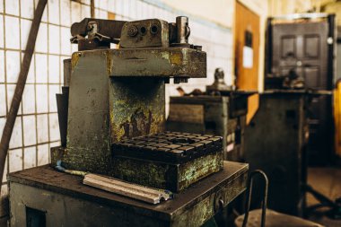 Meral Endüstri. Demir mengene. Fabrika ekipmanı. Havalandırma ve drenaj borusu üretimi... yuvarlanan çelik levha. Metal endüstrisi. Öğütücü makine. Fabrika ekipmanı. Stan 'i kov. basınç pompaları