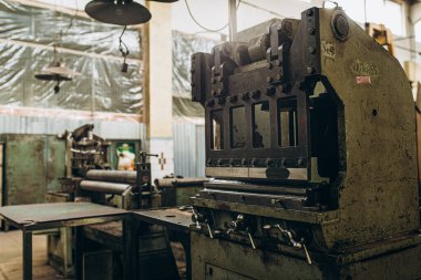 Meral Endüstri. Demir mengene. Fabrika ekipmanı. Havalandırma ve drenaj borusu üretimi... yuvarlanan çelik levha. Metal endüstrisi. Öğütücü makine. Fabrika ekipmanı. Stan 'i kov. basınç pompaları