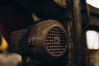 Meral Endüstri. Demir mengene. Fabrika ekipmanı. Havalandırma ve drenaj borusu üretimi... yuvarlanan çelik levha. Metal endüstrisi. Öğütücü makine. Fabrika ekipmanı. Stan 'i kov. basınç pompaları