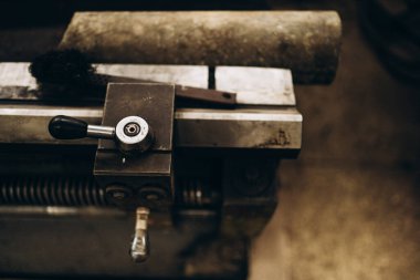 Meral Endüstri. Demir mengene. Fabrika ekipmanı. Havalandırma ve drenaj borusu üretimi... yuvarlanan çelik levha. Metal endüstrisi. Öğütücü makine. Fabrika ekipmanı. Stan 'i kov. basınç pompaları