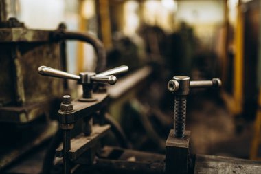 Meral Endüstri. Demir mengene. Fabrika ekipmanı. Havalandırma ve drenaj borusu üretimi... yuvarlanan çelik levha. Metal endüstrisi. Öğütücü makine. Fabrika ekipmanı. Stan 'i kov. basınç pompaları