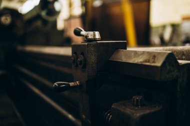 Meral Endüstri. Demir mengene. Fabrika ekipmanı. Havalandırma ve drenaj borusu üretimi... yuvarlanan çelik levha. Metal endüstrisi. Öğütücü makine. Fabrika ekipmanı. Stan 'i kov. basınç pompaları