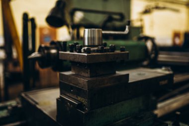 Meral Endüstri. Demir mengene. Fabrika ekipmanı. Havalandırma ve drenaj borusu üretimi... yuvarlanan çelik levha. Metal endüstrisi. Öğütücü makine. Fabrika ekipmanı. Stan 'i kov. basınç pompaları