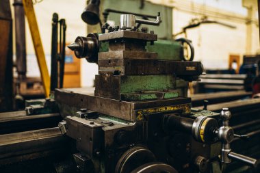 Meral Endüstri. Demir mengene. Fabrika ekipmanı. Havalandırma ve drenaj borusu üretimi... yuvarlanan çelik levha. Metal endüstrisi. Öğütücü makine. Fabrika ekipmanı. Stan 'i kov. basınç pompaları