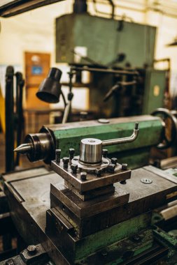 Meral Endüstri. Demir mengene. Fabrika ekipmanı. Havalandırma ve drenaj borusu üretimi... yuvarlanan çelik levha. Metal endüstrisi. Öğütücü makine. Fabrika ekipmanı. Stan 'i kov. basınç pompaları