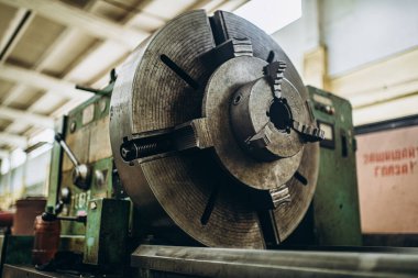 Meral Endüstri. Demir mengene. Fabrika ekipmanı. Havalandırma ve drenaj borusu üretimi... yuvarlanan çelik levha. Metal endüstrisi. Öğütücü makine. Fabrika ekipmanı. Stan 'i kov. basınç pompaları