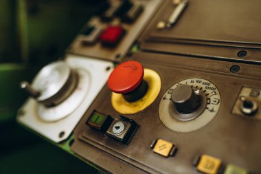 Meral Endüstri. Demir mengene. Fabrika ekipmanı. Havalandırma ve drenaj borusu üretimi... yuvarlanan çelik levha. Metal endüstrisi. Öğütücü makine. Fabrika ekipmanı. Stan 'i kov. basınç pompaları