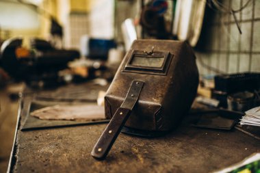 Meral Endüstri. Demir mengene. Fabrika ekipmanı. Havalandırma ve drenaj borusu üretimi... yuvarlanan çelik levha. Metal endüstrisi. Öğütücü makine. Fabrika ekipmanı. Stan 'i kov. basınç pompaları