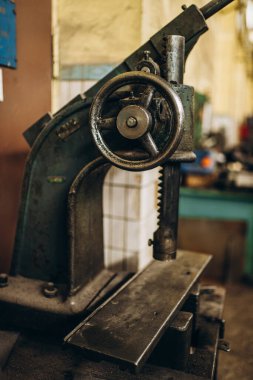 Meral Endüstri. Demir mengene. Fabrika ekipmanı. Havalandırma ve drenaj borusu üretimi... yuvarlanan çelik levha. Metal endüstrisi. Öğütücü makine. Fabrika ekipmanı. Stan 'i kov. basınç pompaları