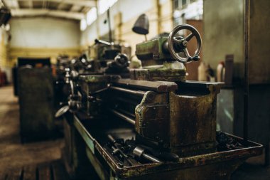 Meral Endüstri. Demir mengene. Fabrika ekipmanı. Havalandırma ve drenaj borusu üretimi... yuvarlanan çelik levha. Metal endüstrisi. Öğütücü makine. Fabrika ekipmanı. Stan 'i kov. basınç pompaları