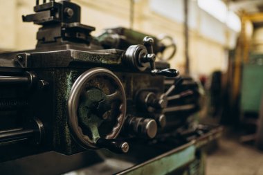 Meral Endüstri. Demir mengene. Fabrika ekipmanı. Havalandırma ve drenaj borusu üretimi... yuvarlanan çelik levha. Metal endüstrisi. Öğütücü makine. Fabrika ekipmanı. Stan 'i kov. basınç pompaları