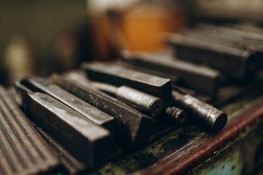 Meral Endüstri. Demir mengene. Fabrika ekipmanı. Havalandırma ve drenaj borusu üretimi... yuvarlanan çelik levha. Metal endüstrisi. Öğütücü makine. Fabrika ekipmanı. Stan 'i kov. basınç pompaları