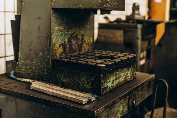 Meral Endüstri. Demir mengene. Fabrika ekipmanı. Havalandırma ve drenaj borusu üretimi... yuvarlanan çelik levha. Metal endüstrisi. Öğütücü makine. Fabrika ekipmanı. Stan 'i kov. basınç pompaları