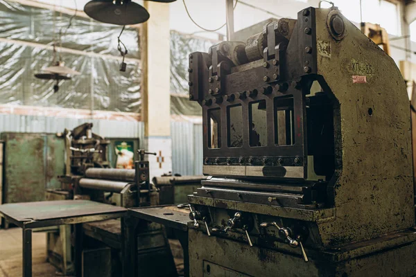 Meral Endüstri. Demir mengene. Fabrika ekipmanı. Havalandırma ve drenaj borusu üretimi... yuvarlanan çelik levha. Metal endüstrisi. Öğütücü makine. Fabrika ekipmanı. Stan 'i kov. basınç pompaları