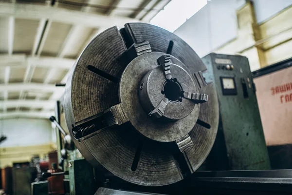 Meral Endüstri. Demir mengene. Fabrika ekipmanı. Havalandırma ve drenaj borusu üretimi... yuvarlanan çelik levha. Metal endüstrisi. Öğütücü makine. Fabrika ekipmanı. Stan 'i kov. basınç pompaları