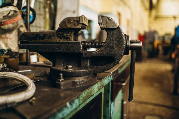 Meral Industry Eisernen Schraubstock Fabrikausrüstung Produktion Von Lüftungs Und Abwasserrohren — Stockfoto