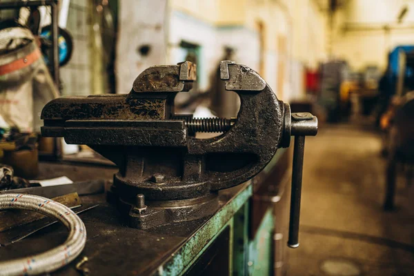 Meral Endüstri. Demir mengene. Fabrika ekipmanı. Havalandırma ve drenaj borusu üretimi... yuvarlanan çelik levha. Metal endüstrisi. Öğütücü makine. Fabrika ekipmanı. Stan 'i kov. basınç pompaları