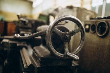 Meral Endüstri. Demir mengene. Fabrika ekipmanı. Havalandırma ve drenaj borusu üretimi... yuvarlanan çelik levha. Metal endüstrisi. Öğütücü makine. Fabrika ekipmanı. Stan 'i kov. basınç pompaları