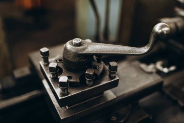 Meral Endüstri. Demir mengene. Fabrika ekipmanı. Havalandırma ve drenaj borusu üretimi... yuvarlanan çelik levha. Metal endüstrisi. Öğütücü makine. Fabrika ekipmanı. Stan 'i kov. basınç pompaları