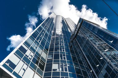 Finans bölgesindeki modern ofis binaları. Düşük açılı gökdelenler
