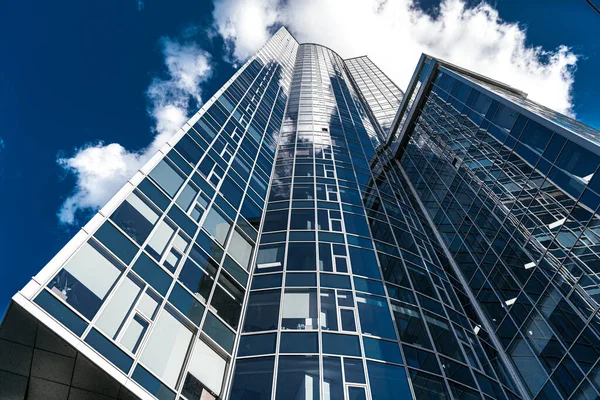 Finans bölgesindeki modern ofis binaları. Düşük açılı gökdelenler