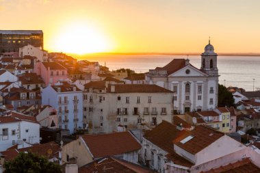 Lizbon şehir okyanusun önünde yer alır. Pitoresk mahalleleri, Alfama, Bairro Alto, Chiado, Rossio, Baixa ve Belem, şehrin çeşitli yapmak ve ziyaret etmek çok ilginç.