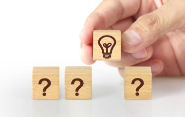 Kavram yaratıcı fikir ve yenilik. han ahşap küp blok