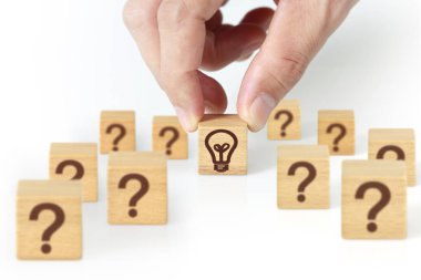 Kavram yaratıcı fikir ve yenilik. han ahşap küp blok