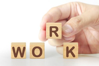 Kavram yaratıcı fikir ve yenilik. han ahşap küp blok