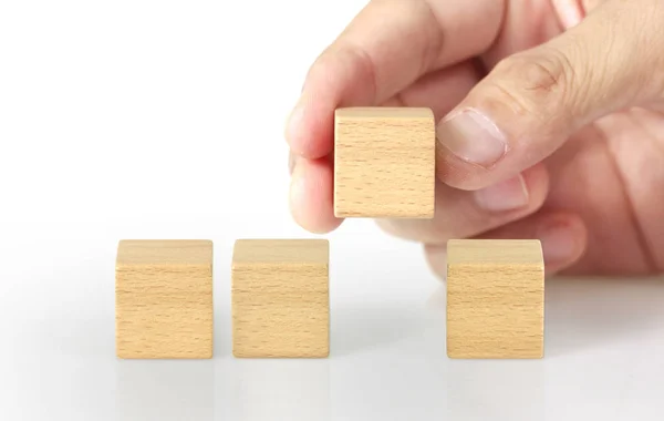 Concepto idea creativa e innovación. bloque de cubo de madera en han — Foto de Stock