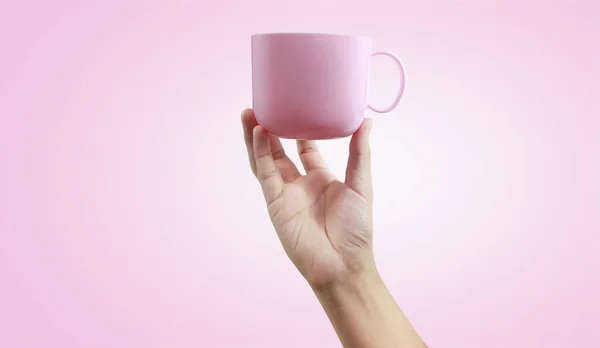 Taza de plástico en la mano — Foto de Stock