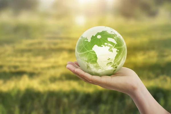 Globo, terra na mão, segurando nosso planeta brilhando. Imagem da Terra p — Fotografia de Stock