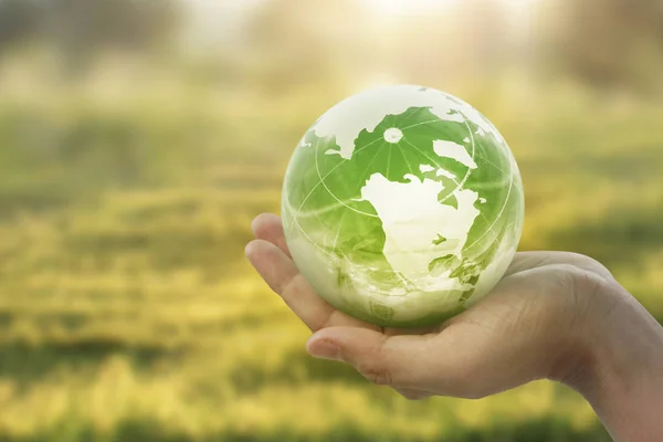 Globe, Ziemia w ręku, trzymając naszą planetę świecące. Obraz ziemi p — Zdjęcie stockowe