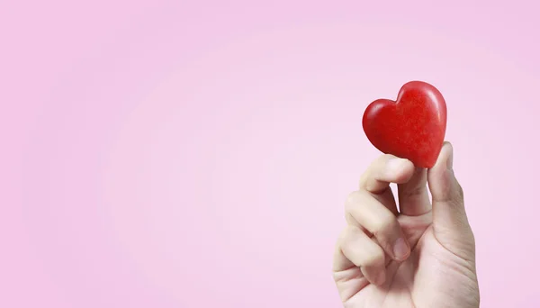 Mani con cuore rosso, salute del cuore e concetti di donazione — Foto Stock