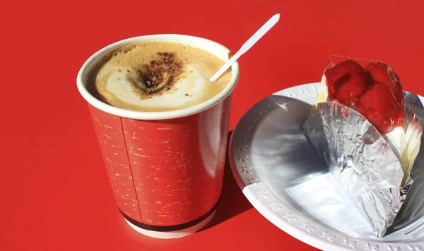 Tort de ciocolată cu o ceașcă de cafea — Fotografie, imagine de stoc