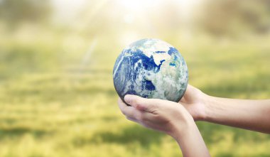 Küre , insan elinde toprak. Nasa tarafından sağlanan Dünya görüntüsü