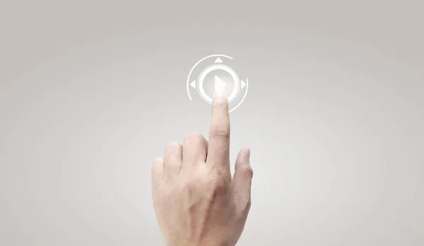 Руки торкаються кнопки екрана інтерфейс глобального з'єднання миттєво — стокове фото