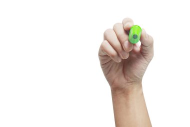 Beyaz arkaplanda kalemi olan el