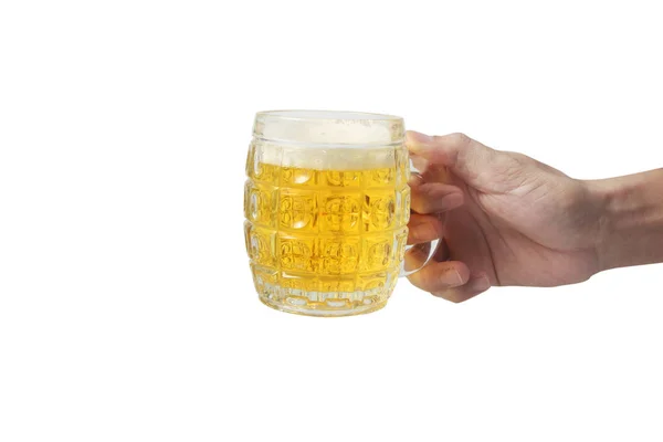 Mão com cerveja de vidro isolada no fundo branco — Fotografia de Stock