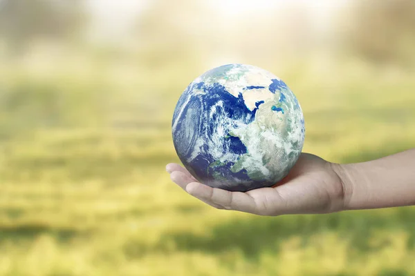 Globo, tierra en mano, sosteniendo nuestro planeta brillando. Imagen de la Tierra pr —  Fotos de Stock