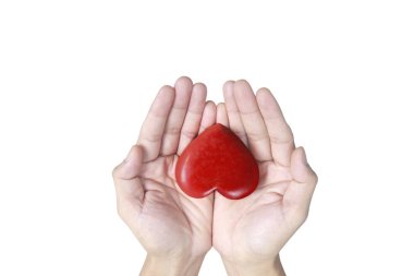 Eller kırmızı kalbe, kalp sağlığına ve bağış konseptine sahip.