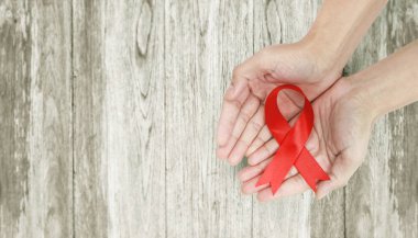 Sağlık sigortası, kurdele tutan eller.