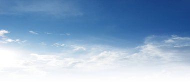 Mavi gökyüzünde boş beyaz bulut