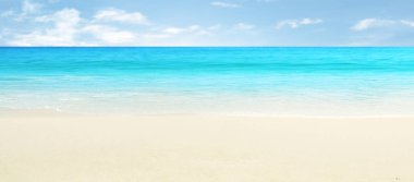 Yaz denizinin önündeki boş kumsal