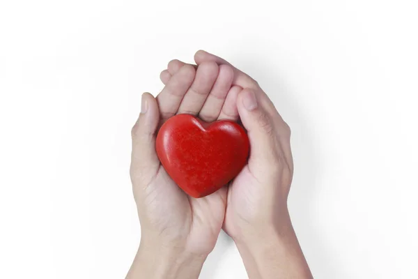 Руки с красным сердцем, здоровьем сердца и концепцией донорства — стоковое фото