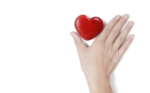 Ruce drží červené srdce, srdce zdraví, a darování koncept — Stock fotografie